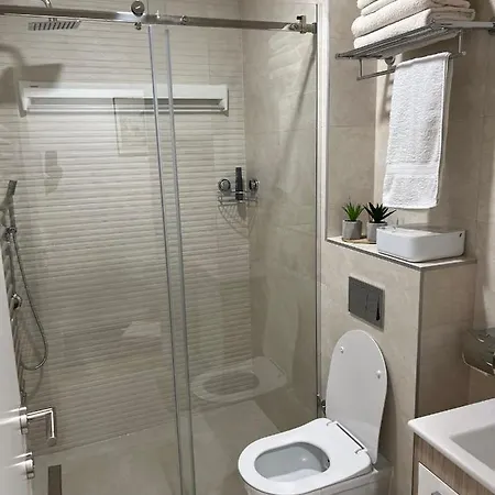 8 Panorama Sa Garazom Белашница